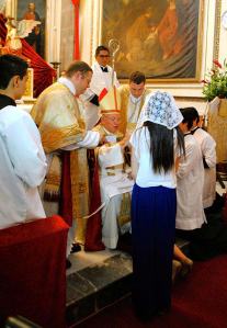 Kard. Sandovals piešķir Iestiprināšanas sakramentu tradicionālajā formā, 2012. g.