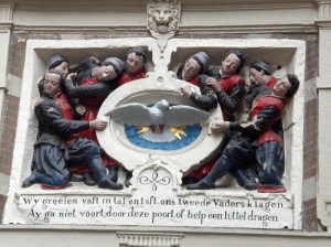 Svētā Gara simbols Amsterdamas bijušā Bāreņu nama fasādē (16. gs. 2. p.)